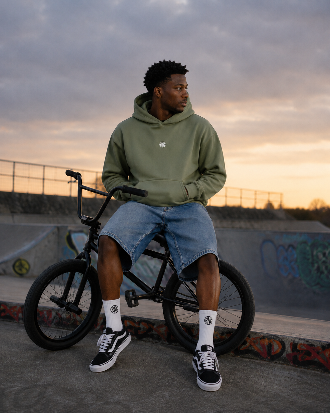 mannequin homme portant un sweatshirt et bonnet rive noire clothing