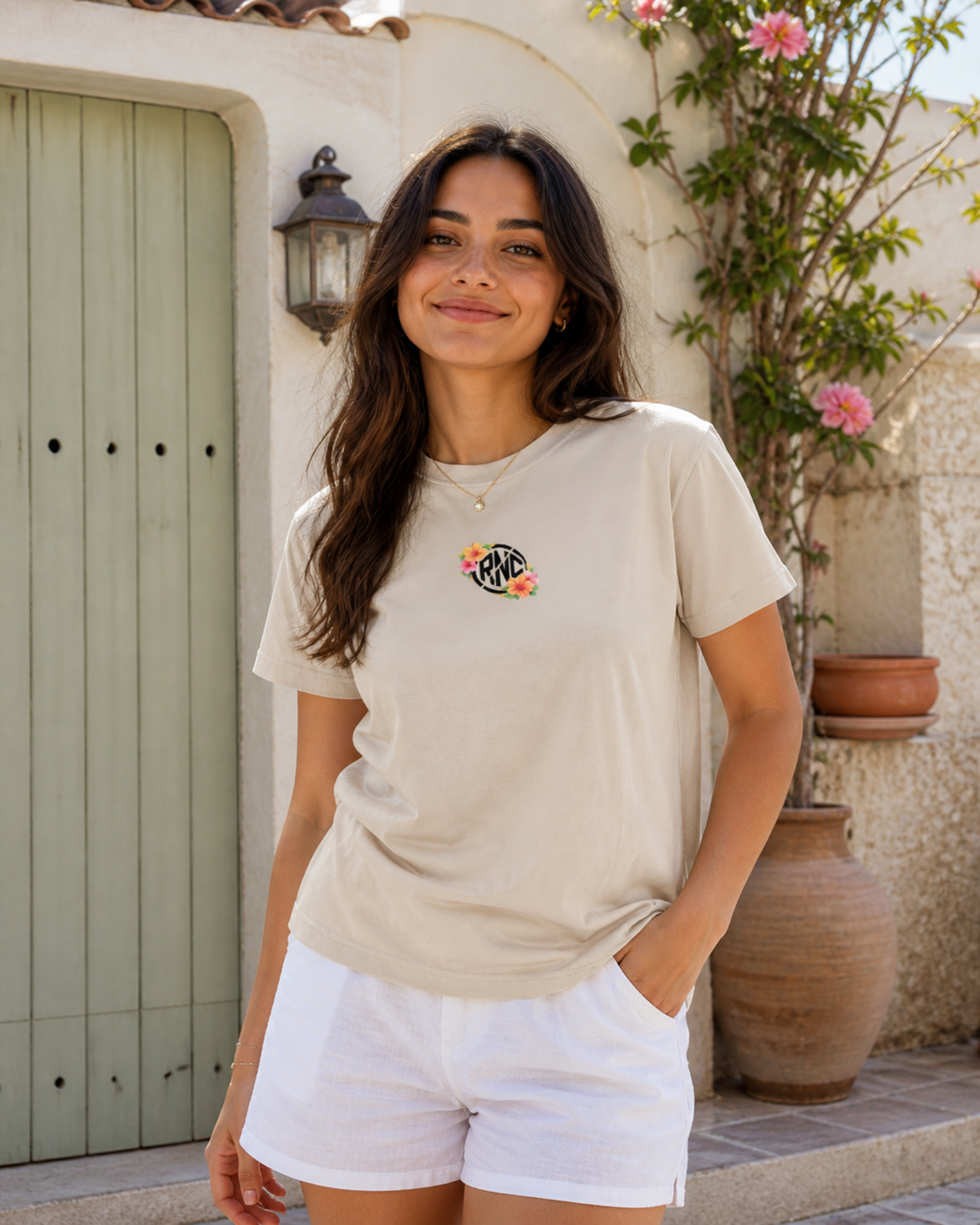 femme mannequin portant un haut rive noire et un short court blanc 