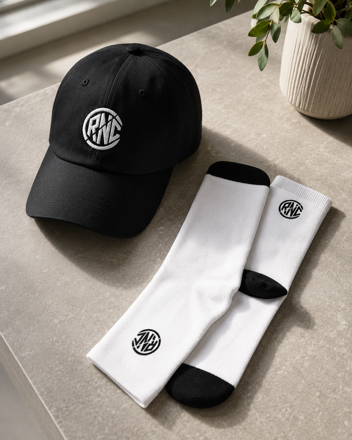 présentation d'une casquette et d'une paire de chaussette Rive noire
