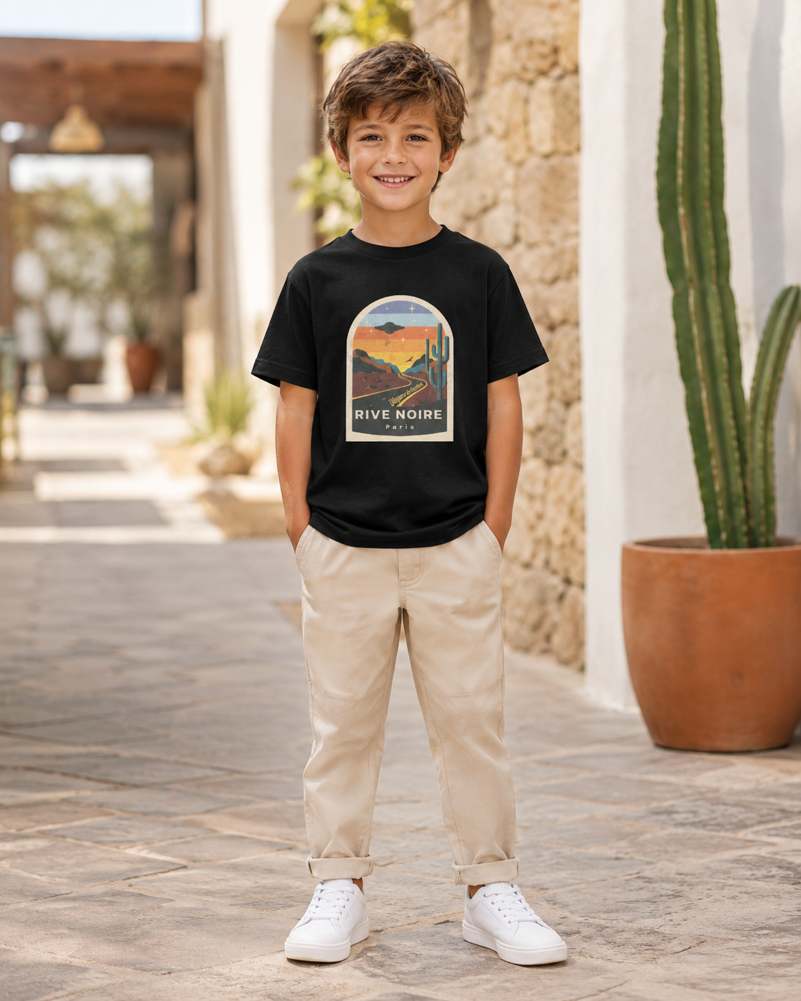 mannequin enfant portant un t-shirt Rive noire avec un pantalon beige et des chaussure blanche