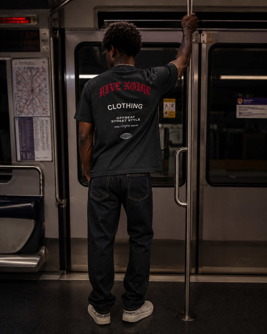 un mannequin homme portant un t-shirt modèle WILD